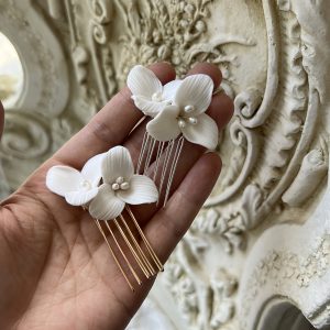 peigne fleurs mariage céramique blanches