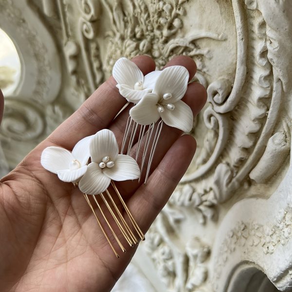 peigne fleurs mariage céramique blanches