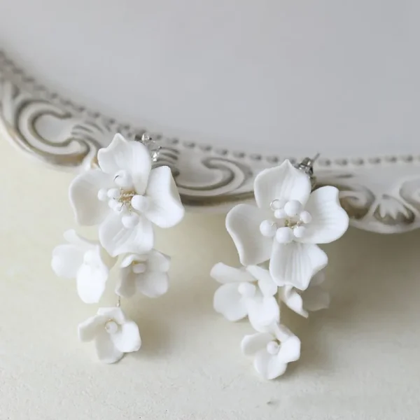 boucles d'oreille mariage pendantes fleurs en porcelaine