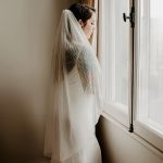 mariée avec voile long plissé